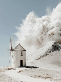 Moulin blanc dans un paysage enneigé – Art nordique