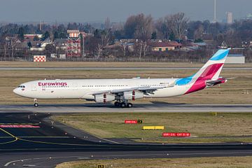 Landing Eurowings Airbus A340-300 (OO-SCW).