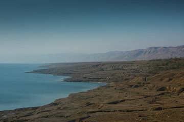 totes Meer im Winter. Düstere Wolken über dem toten Meer des Toten Meeres von Michael Semenov