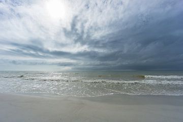 Verenigde Staten, Florida, Leeg en ongerept strand van tampa met zon van adventure-photos