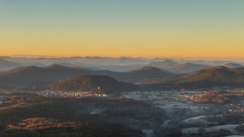 Zonsopkomst boven het Pfälzerwald - Uitzicht over het Pfälzerwald vanaf de Rehbergturm van André Post
