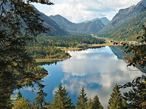 Die Alpen - Blick auf einen Alpensee (den Weitsee)