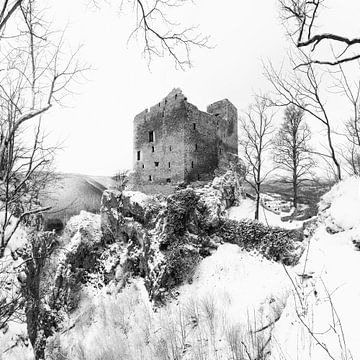 Black and white picture of the castle ruin Reußenstein in winter with snow. Swabian Alb