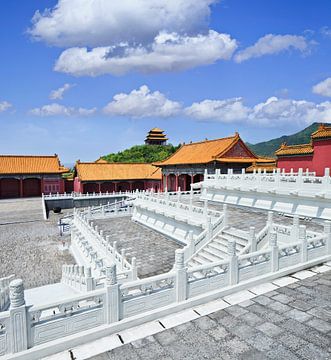 Chinese paleis met balustrades en trappen en de blauwe hemel