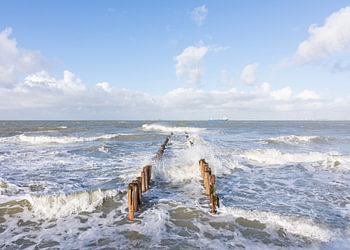 Golfbrekers in de Storm bij Breskens