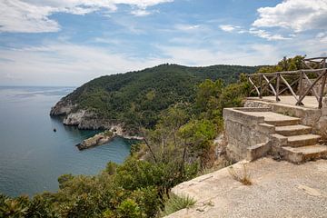 Rotsen langs de kust nabij Vieste, Italië