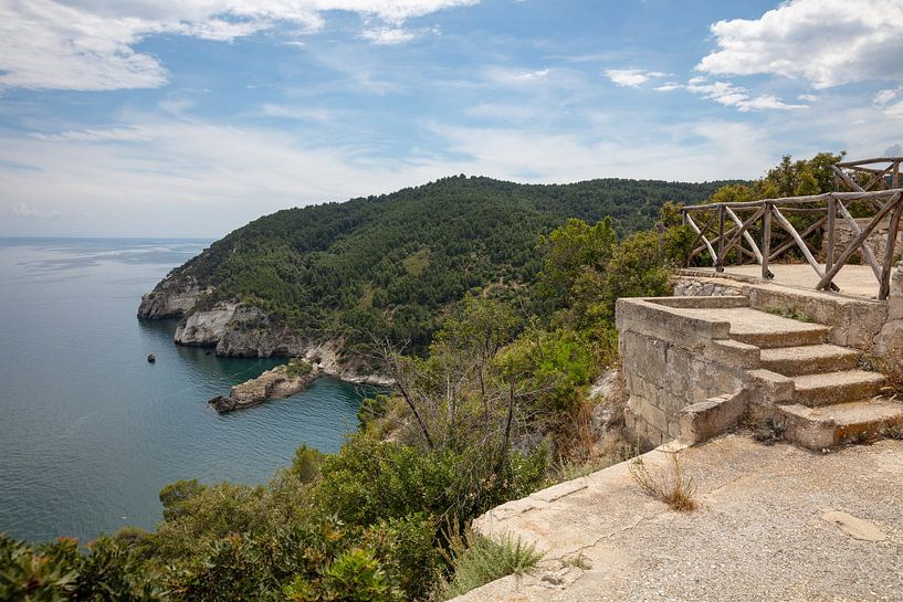 Rochers le long de la côte près de Vieste, Italie par Joost Adriaanse