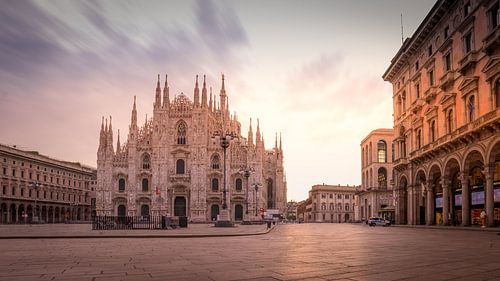 De Ochtendglorie van Piazza del Duomo en de Dom: Milaan’s Tijdloze Hart