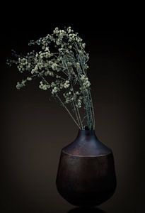 Stilleben trocknender Zweig in Vase von Marjolein van Middelkoop
