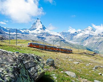 Trein van Gornergratbahn met zicht op de Matterhorn van Kees van den Burg