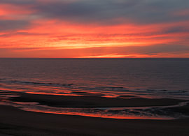 Rötlicher Sonnenuntergang in Mariakerke-Bad von Captured Created by Cathleen