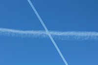 "Un ciel bleu avec des rayures d'avion.