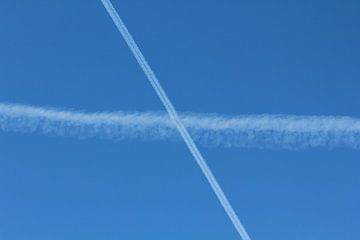 Blauwe lucht met vliegtuigstrepen van Capture the Moment 010
