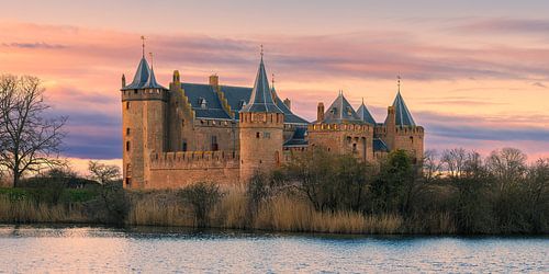 Panorama van een zonsondergang bij het Muiderslot