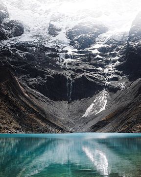 Humantay, een bergmeer met ijs en sneeuw en een gletsjer | Peru van Felix Van Leusden