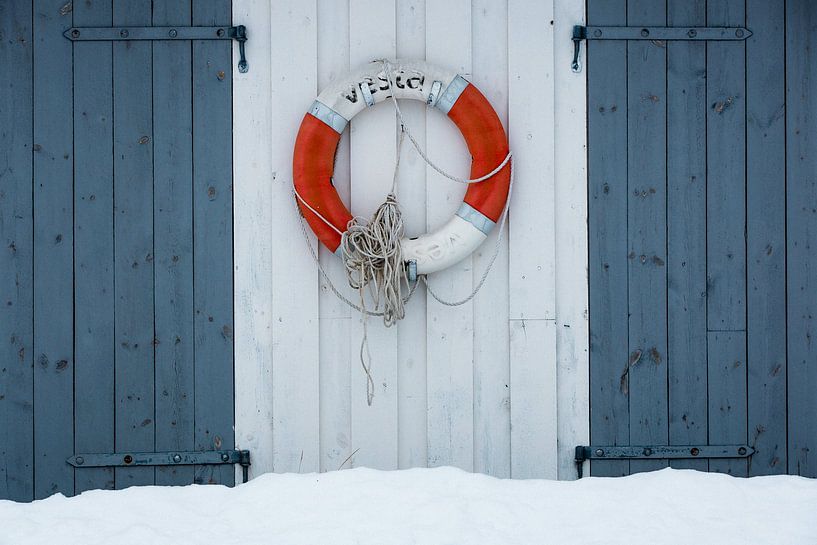 Reddingsboei in de sneeuw van Martijn Smeets