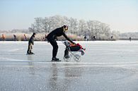 Mère avec enfant dans un landau sur la glace par Merijn van der Vliet Aperçu