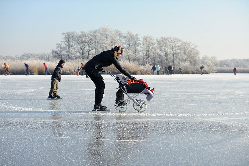 Mère avec enfant dans un landau sur la glace par Merijn van der Vliet