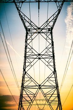 Elektrische hoogspanningsmasten tijdens zonsondergang van Sjoerd van der Wal Fotografie