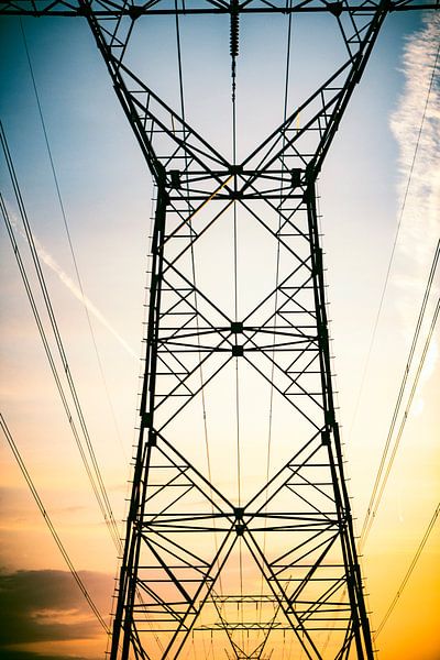 Elektrische hoogspanningsmasten tijdens zonsondergang van Sjoerd van der Wal Fotografie