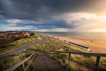 Bedrohlich bewölkter Himmel mit Blick über Zoutelande