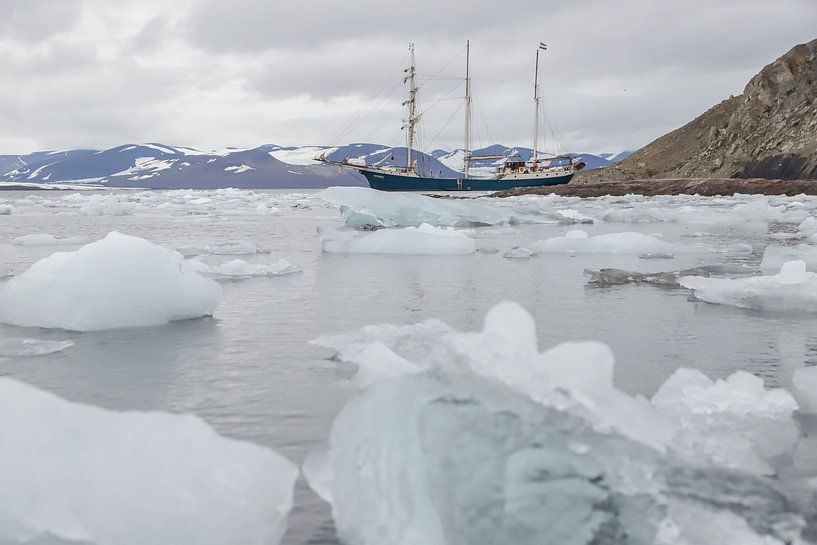 Tall Ship Barquentine Antigua in de wateren rondom Spitsbergen van Menno Schaefer