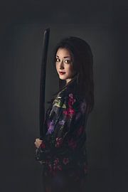 Tradition und Moderne: Asiatische Frau im modernen Kimono mit Kendo-Schwert im Fotostudio von Elianne van Turennout