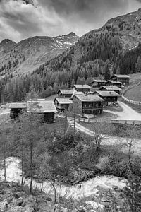 Hütten der Oberstalleralm (1.870 m) mit Villgratenbach, Osttirol