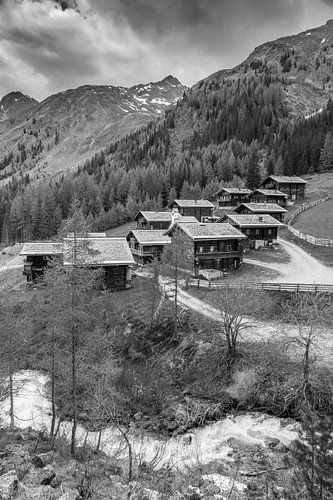 Hutten op de Oberstalleralm (1.870 m) met Villgratenbach, Oost-Tirol