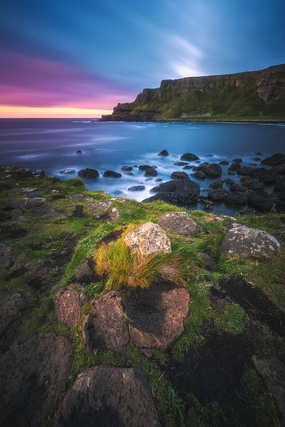 Irland Giant's Causeway mit Klippen am Abend von Jean Claude Castor