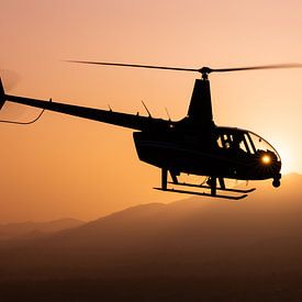 Police Robinson R66 tijdens een patrouille vlucht boven Fontana, CA. van Jimmy van Drunen