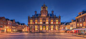 Das Rathaus von Delft, in der niederländischen Provinz Südholland, steht