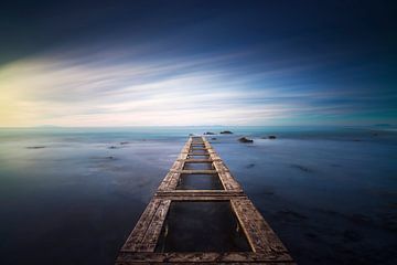 Restes d'une jetée en bois dans une mer bleue. Longue exposition. sur Stefano Orazzini