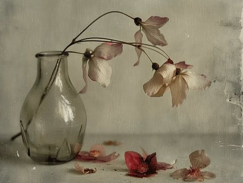 Stilleven met bloemen in verweerde, vintage stijl