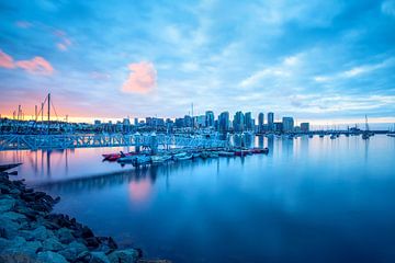 Blau und ein bisschen Orange - Hafen von San Diego von Joseph S Giacalone Photography