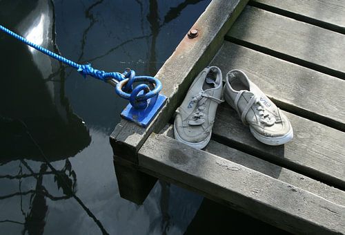 Vergeten schoenen bij jachthaven.