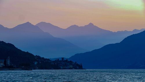 Vroege ochtend boven de Comomeer