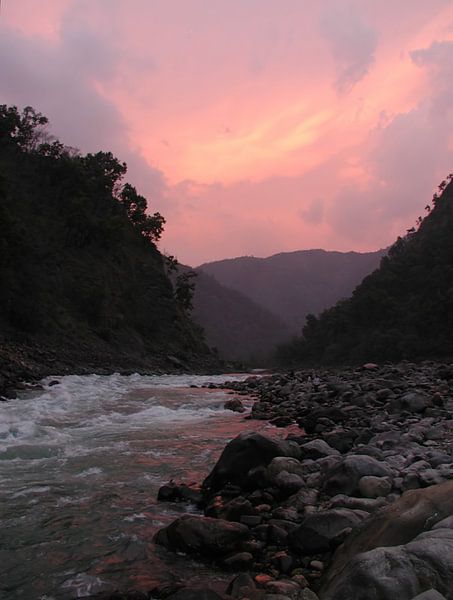 De heilige rivier de Ganges in India bij Laxman Jhula  bij zonsondergang van Eye on You