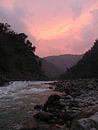 De heilige rivier de Ganges in India bij Laxman Jhula  bij zonsondergang van Eye on You thumbnail