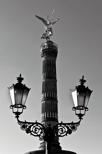 Berlijnse Overwinningszuil in de wijk Tiergarten - monochroom