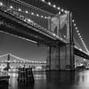 Night over Brooklyn Bridge (zwart-wit) van JPWFoto