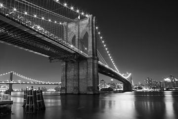 Night over Brooklyn Bridge (zwart-wit)