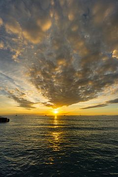 USA, Florida, Fantastische oranje geschilderde zonsondergang in de haven van Key West van adventure-photos