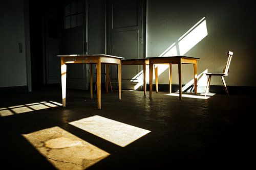 Verlassener Raum im Sonnenlicht