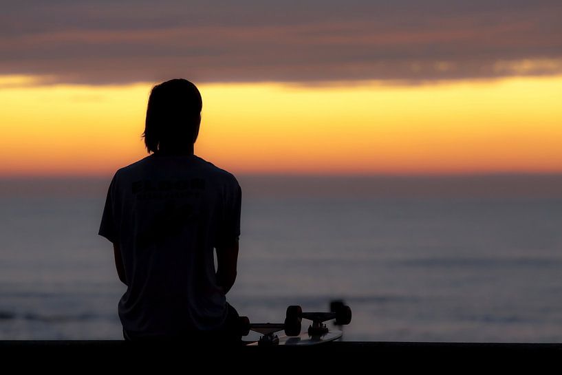 Skateboardfahrer  entspannt sich bei Sonnenuntergang von Mieneke Andeweg-van Rijn
