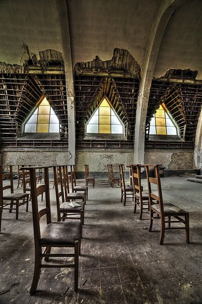 Urbex vervallen kerk met stoeltjes van Dyon Koning