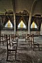 Urbex vervallen kerk met stoeltjes van Dyon Koning thumbnail