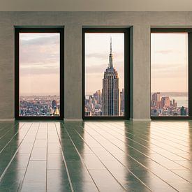 Zicht op Manhattan / New York vanuit grote ramen in het avondlicht van Jürgen Neugebauer | createyour.photo