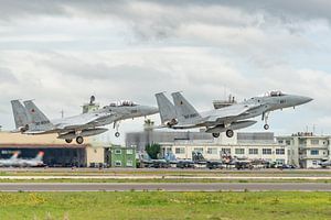 Décollage de 2 McDonnell Douglas F-15 Eagles japonais. sur Jaap van den Berg