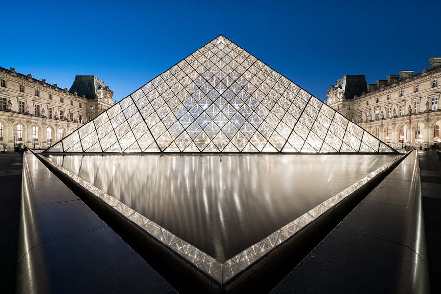 De piramide van het Louvre van Scott McQuaide op canvas, behang en meer